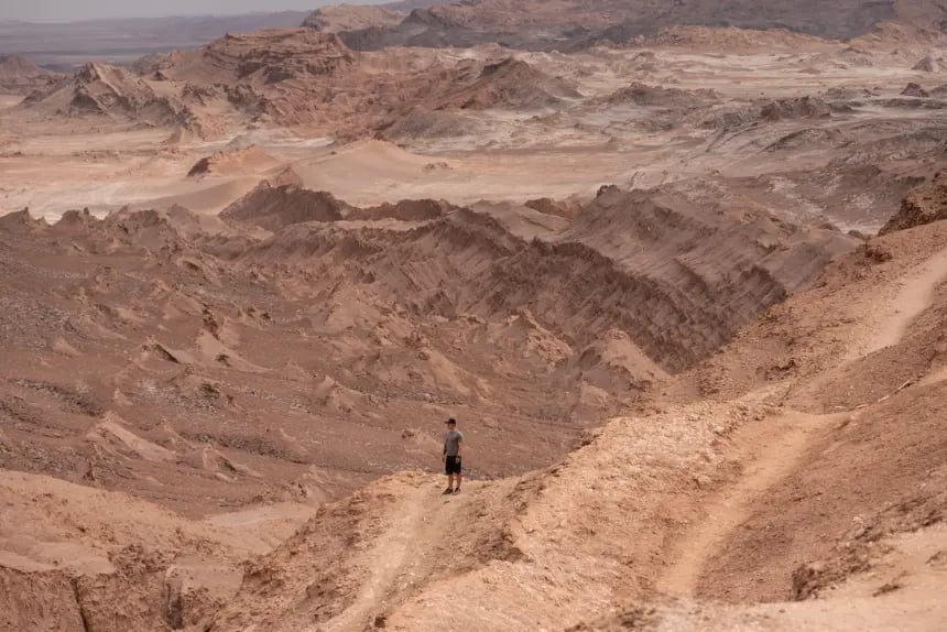 hombre admirando el paisaje en el Valle de la Luna en el Desierto de Atacama