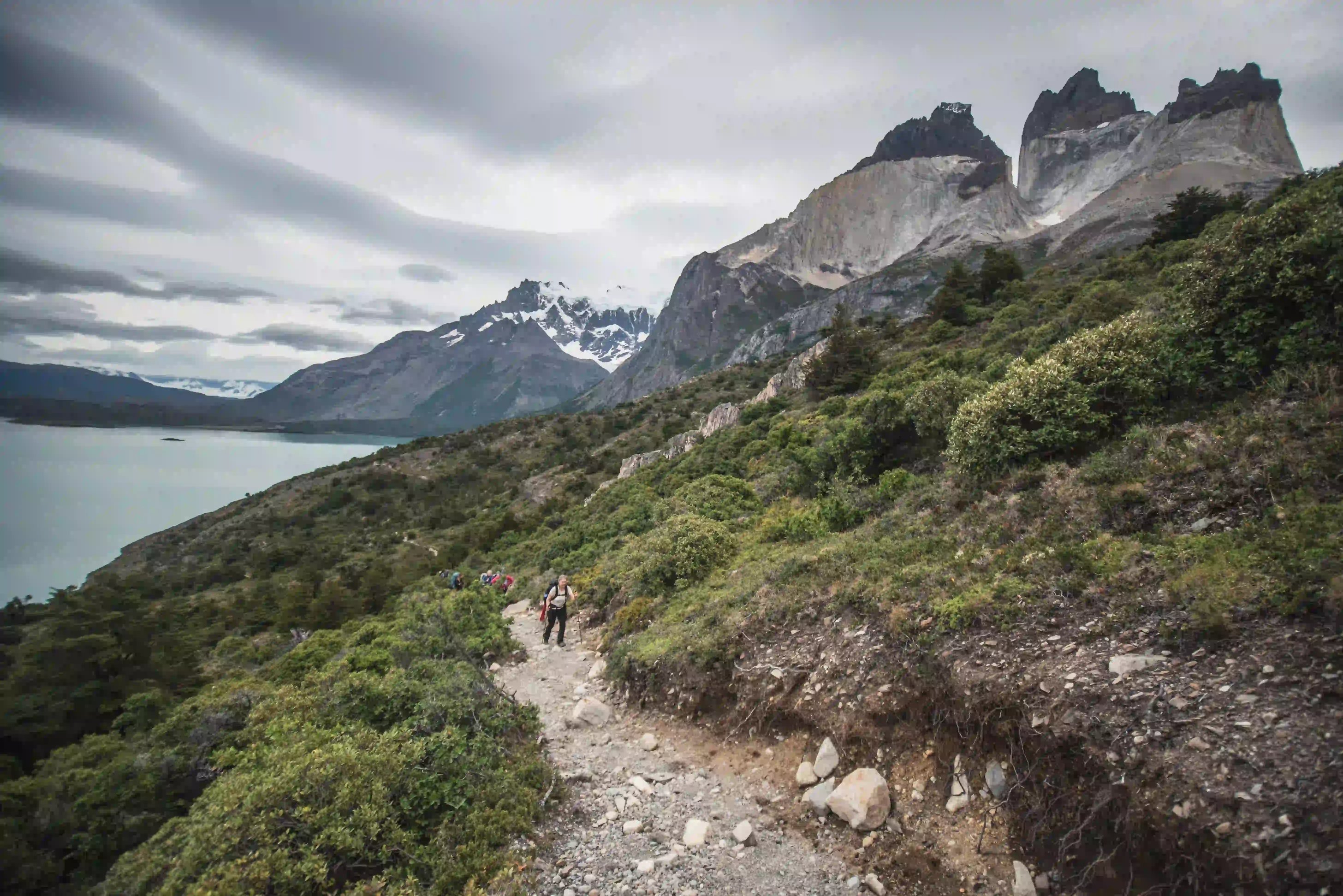 Laguna Inge and Cuernos Pass