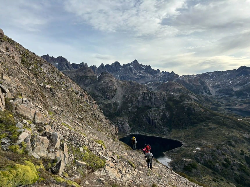 Gente caminando en el circuito dientes de navarino