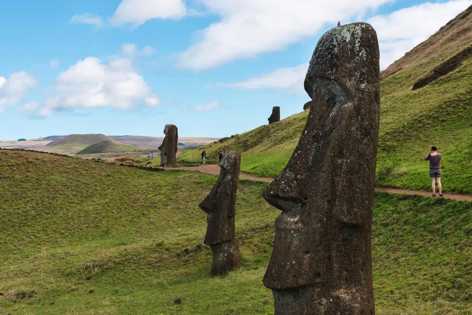 Moáis-en-Rano-Raraku_-Isla-de-Pascua-_1_